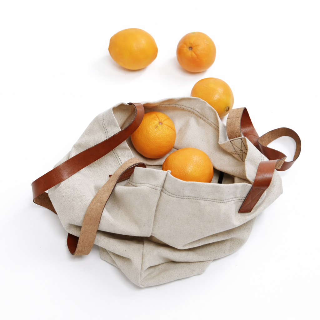 Bolsa de tela y cuero en color natural con naranjas