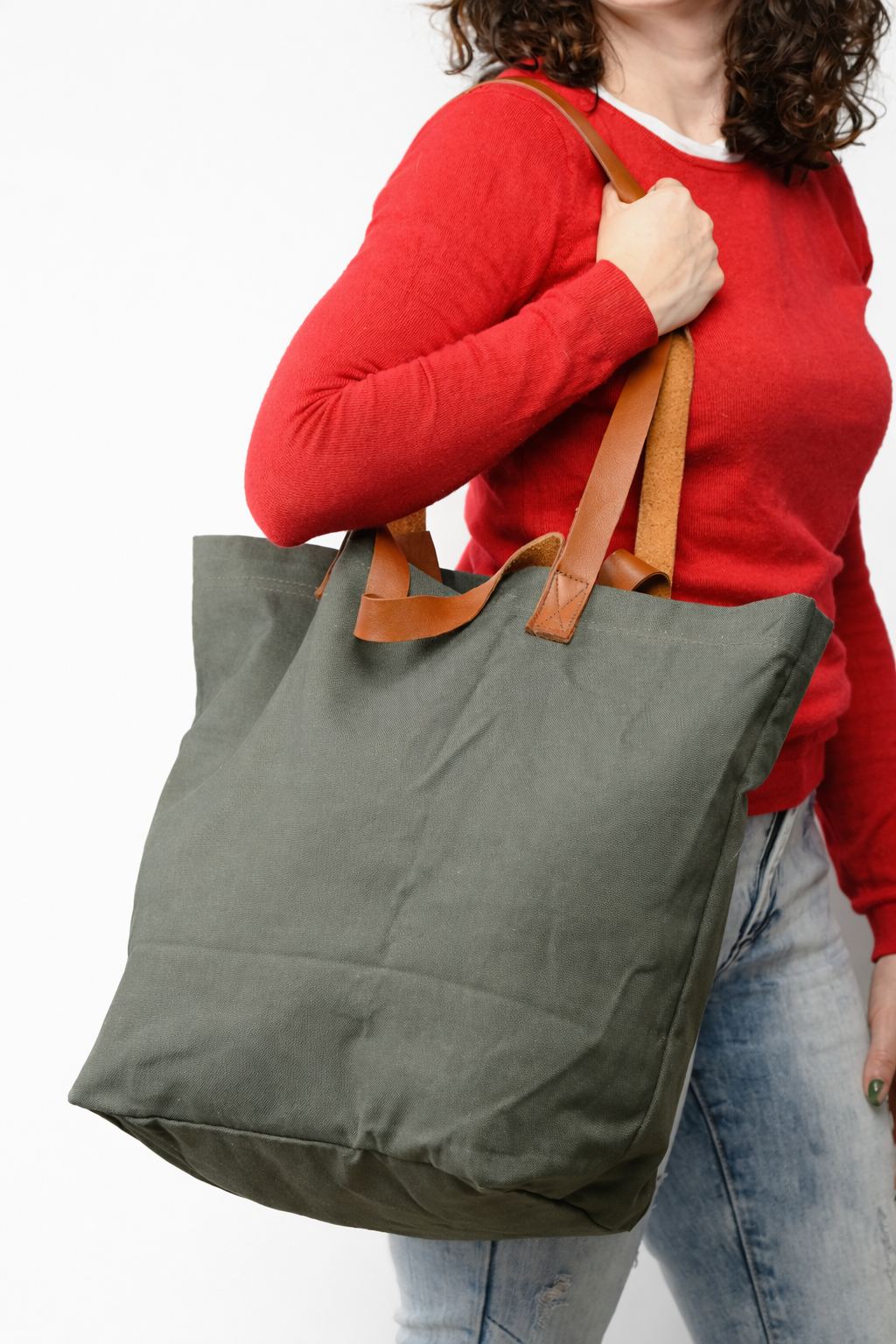 Bolsa de tela y cuero en color verde con modelo