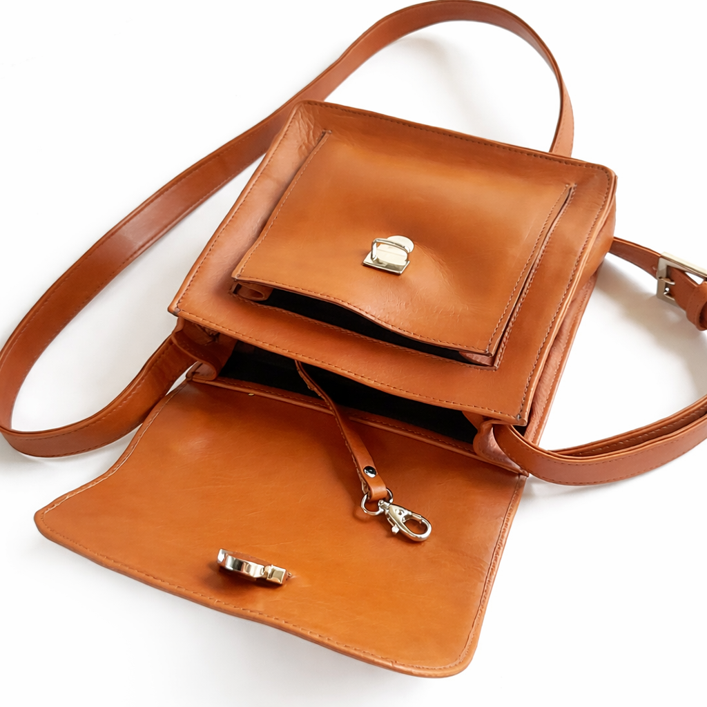 Bolso de cuero abierto en cenital