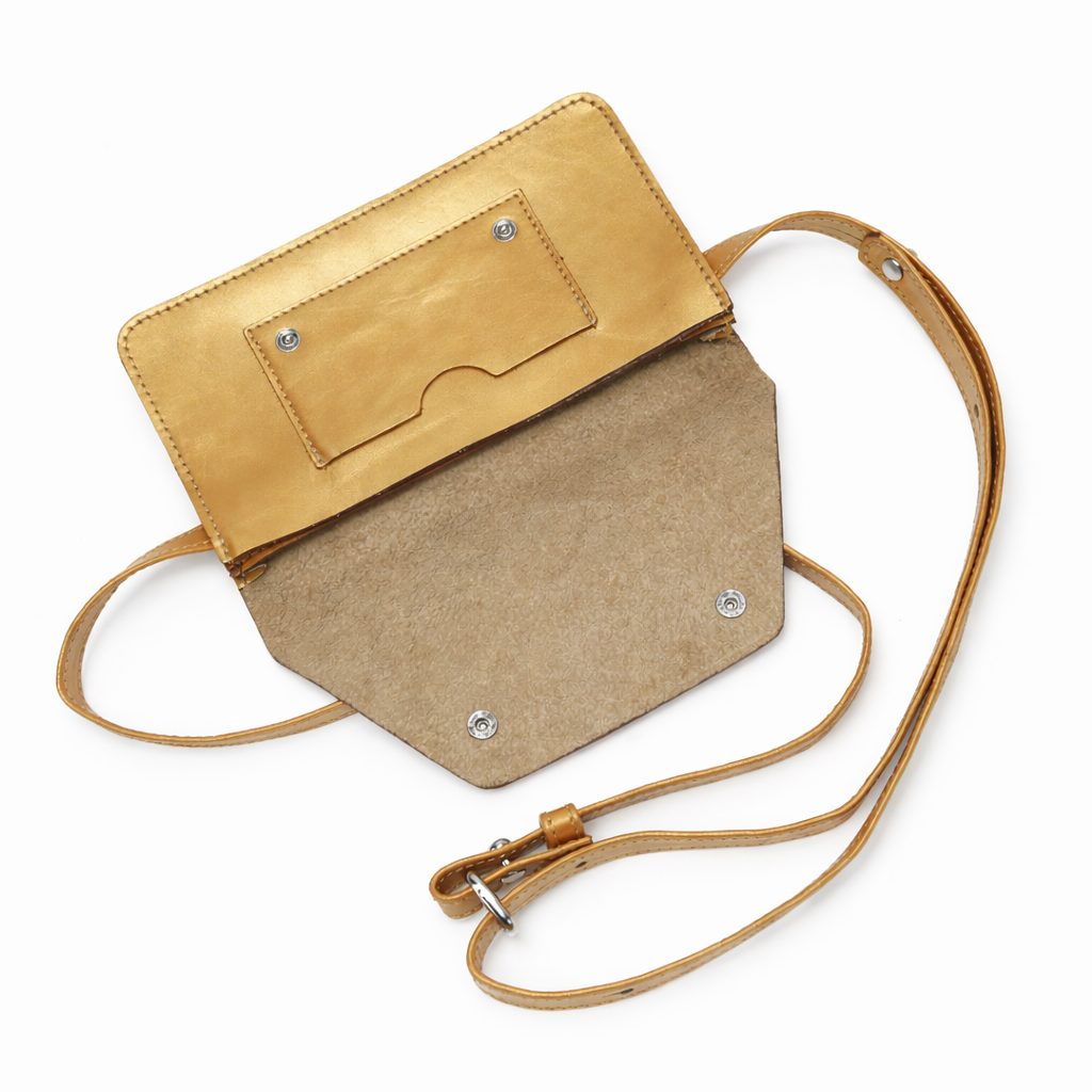 Cangurera de cuero color dorada abierta