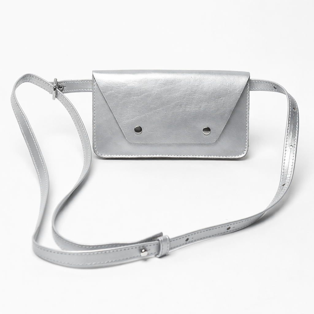 Cangurera de cuero color plateado