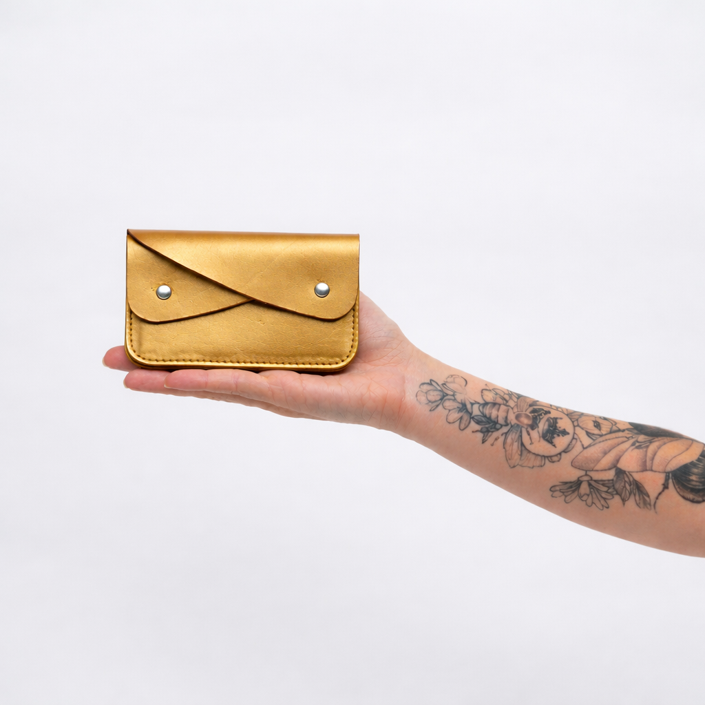 Brazo sosteniendo cartera de cuero 