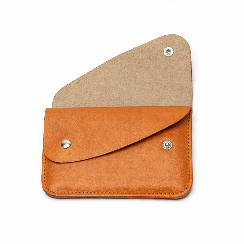 Cartera de cuero con solapa abierta