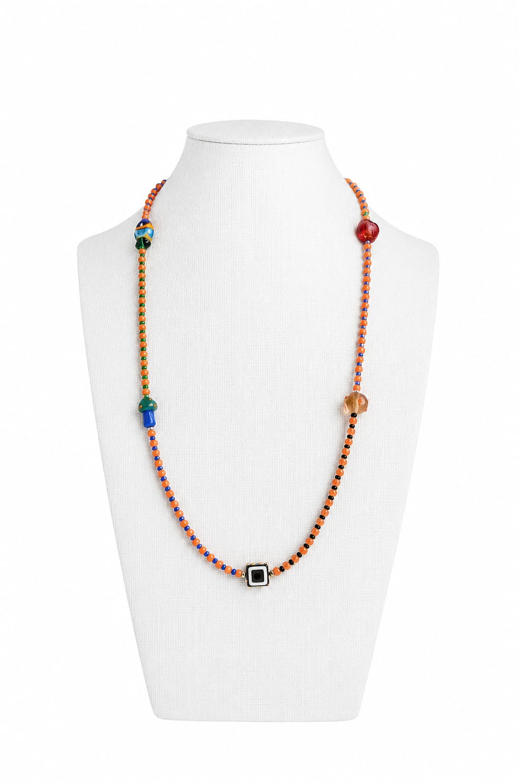 Collar de murano y vidrio salmon en cuello