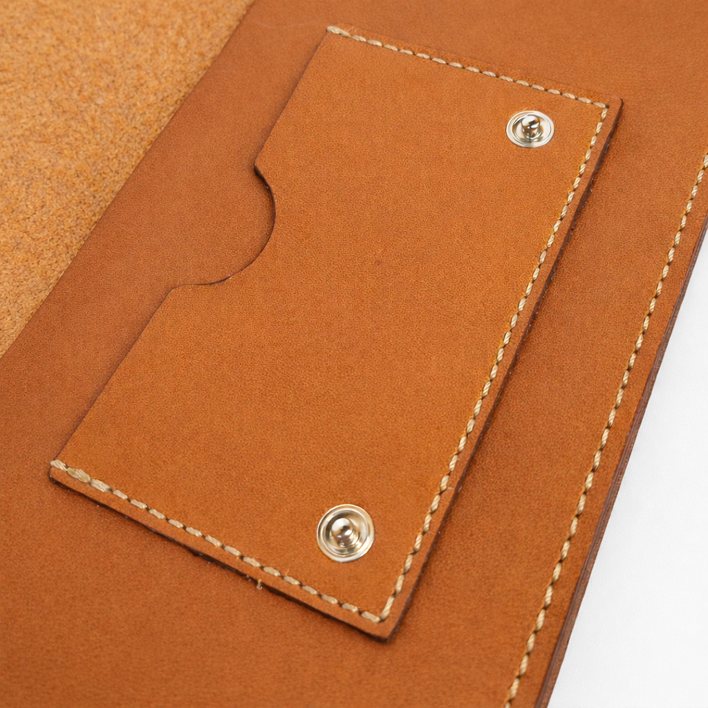 Detalle de bolsa de cuero en cangurera