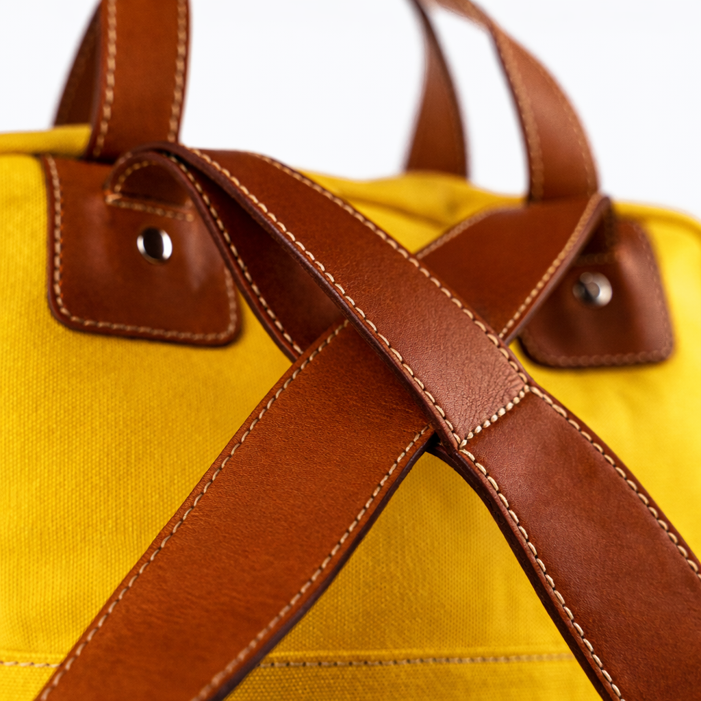 Detalle de tirantes de mochila de cuero