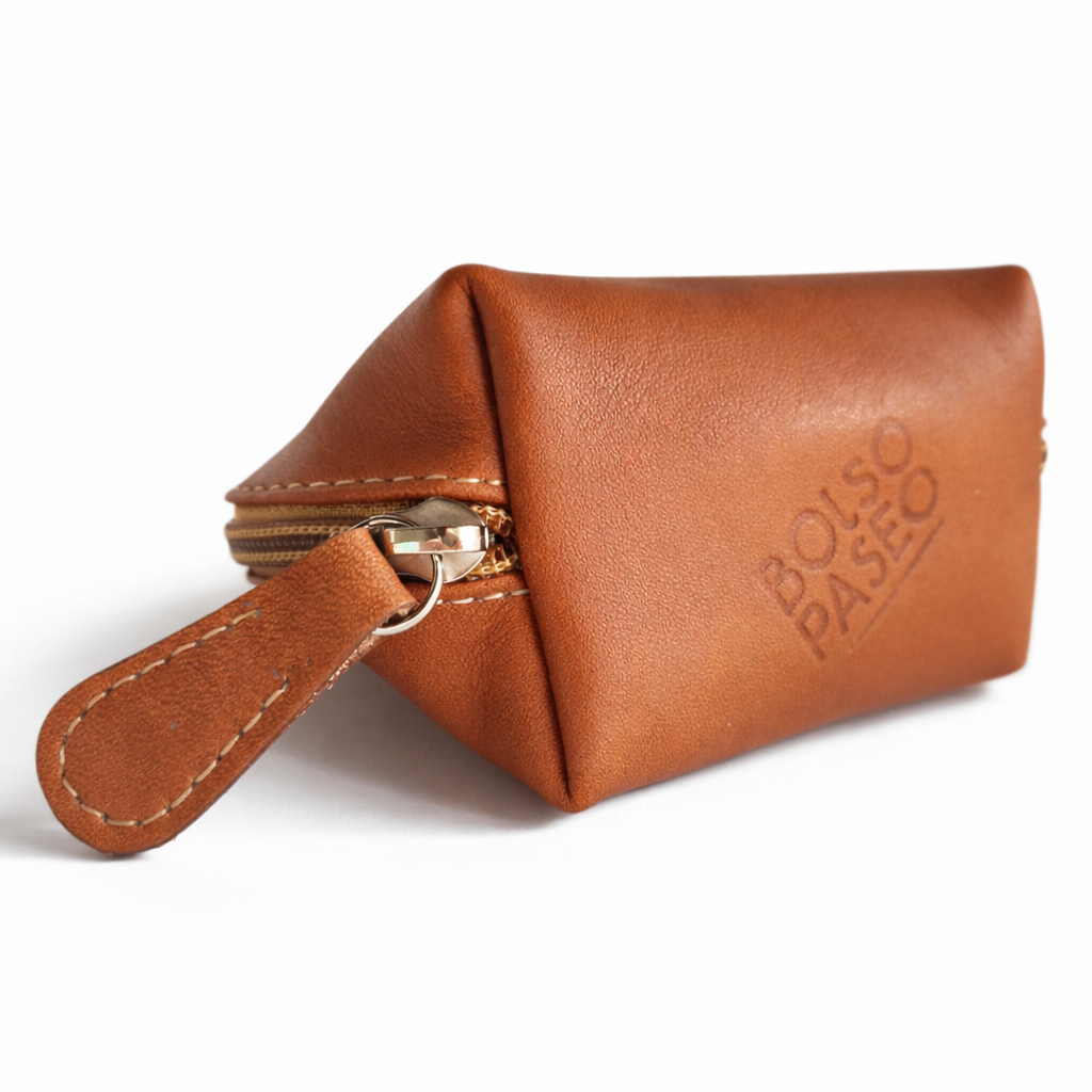 Detalle de logo en monedero de cuero