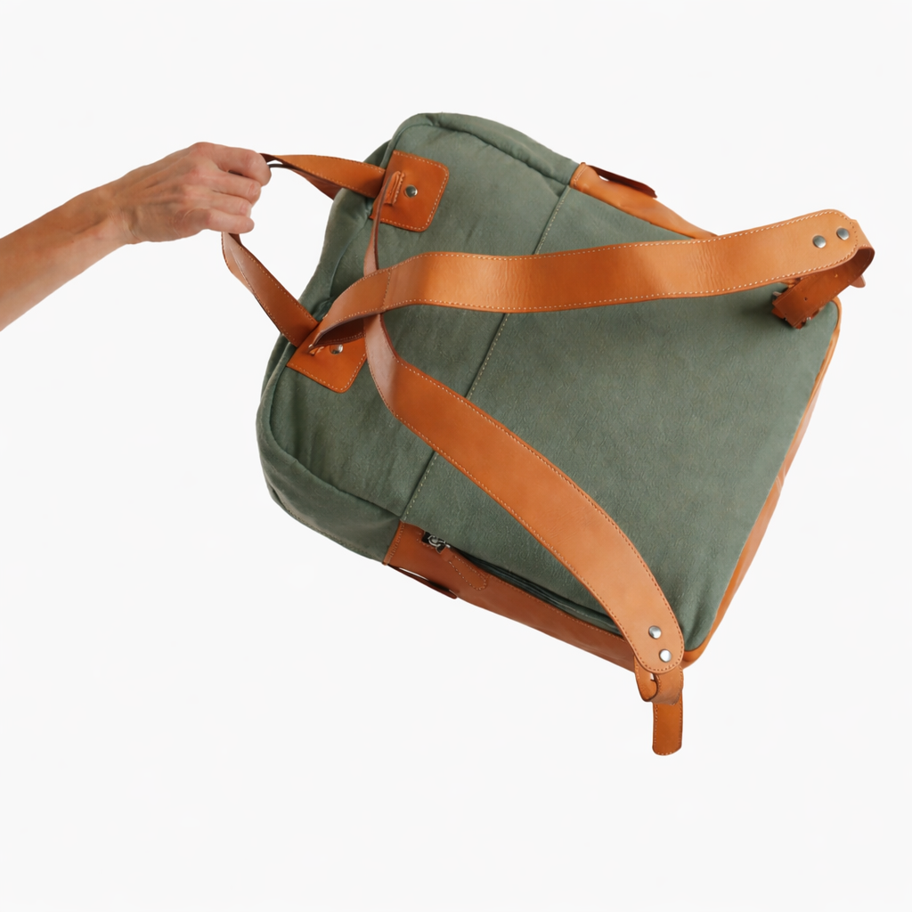 Detalle trasero de mochila con mano