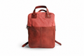 Mochila de cuero y tela roja