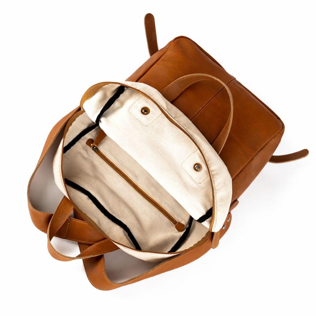 Mochila de cuero y tela abierta