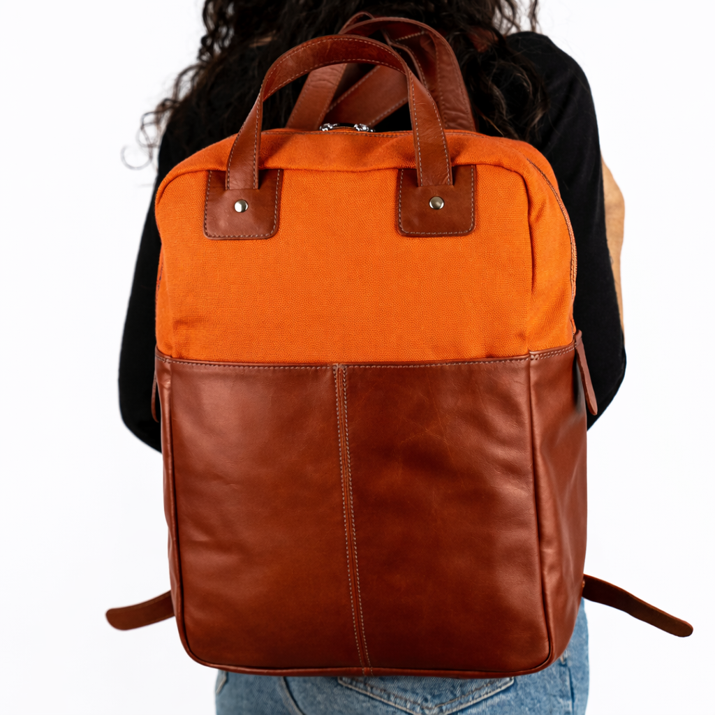 Mujer con mochila de cuero y tela