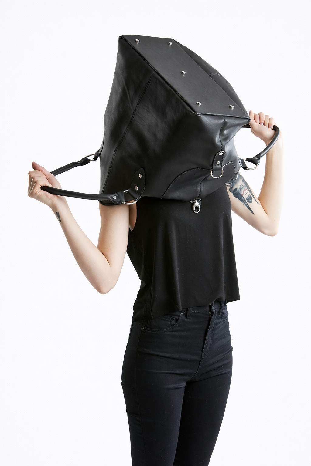 Modelo con bolso en la cabeza 