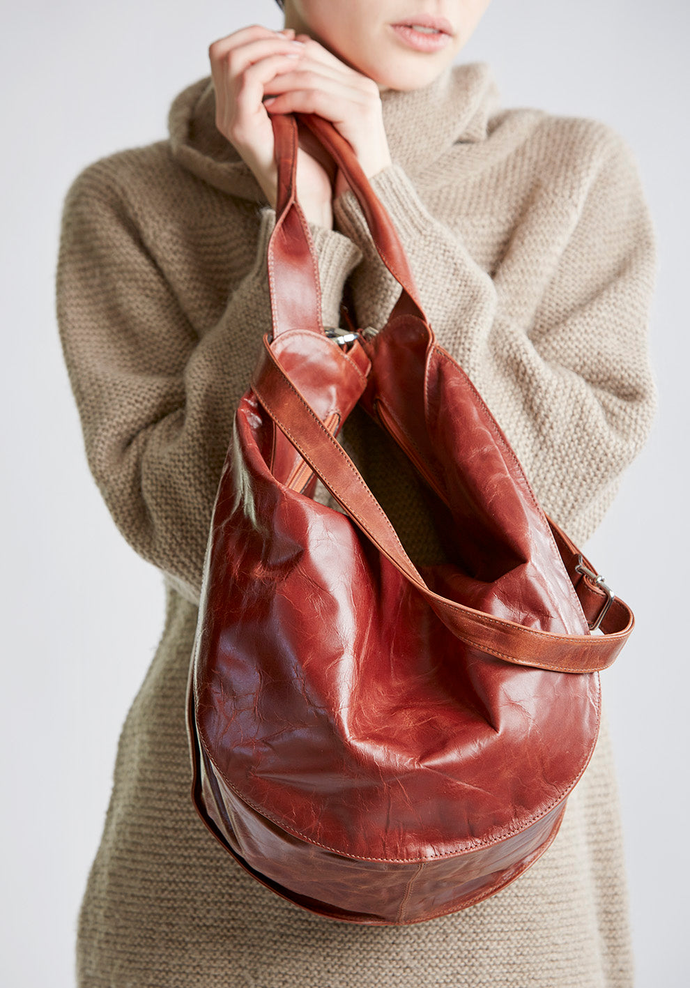 Modelo con con bolso de cuero terracota