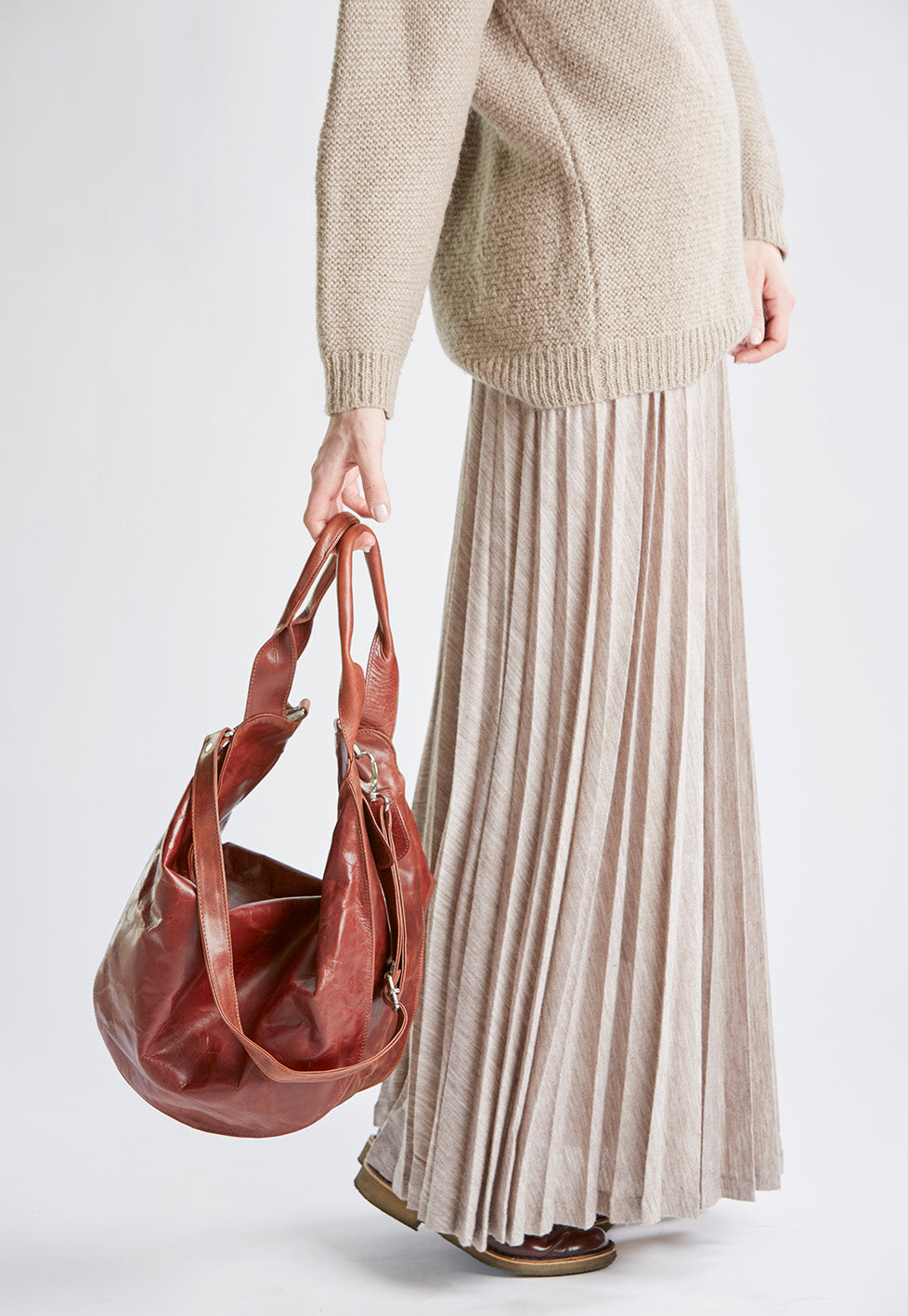 Modelo con bolso de cuero LUNA terracota de lado